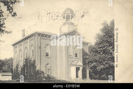 Diese Postkarte aus der Bowden Collection zeigt die historischen Bildungseinrichtungen der Mount Union School in Alliance, Ohio, und zeigt die Architektur und Campus-Umgebung der Universität im frühen 20. Jahrhundert. Stockfoto