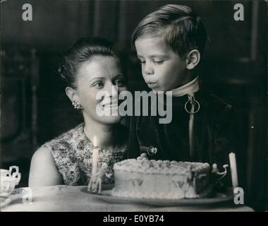 10. Oktober 1969 - Blätterteig-Geburtstag von einem jungen Prinzen: eine charmante Geburtstag-Studie von Prinz Feisal, 6, mit seiner Mutter Prinzessin Muna, die Ipawich geborene Ehefrau von König Hussein von Jordanien. Der Prinz weht, Kerzen auf seinen Kuchen auf einer ziemlich Geburtstagsfeier, die Party gestern in London statt. Stockfoto