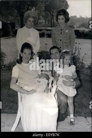 10. Oktober 1969 - von links nach rechts: Königin Anne-Marie, Baby Prinz Nicholaos Königin Frederika (links stehend), Prinzessin Irene (stehend rechts) und König Constantin holding Alexia und Paul. Stockfoto