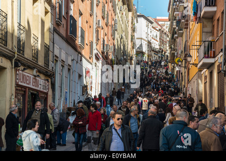 Sonntag Morgen Menschenmassen auf dem Rastro Flohmarkt rund um Lavapies und Embajadores im Zentrum von Madrid, Spanien. Stockfoto