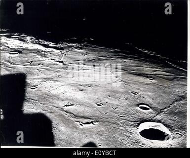 1. August 1969 - Bilder von der Mond-Mission: Foto zeigt dieses Bild von der NASA veröffentlicht die Annäherung an die Mondlandung Website zeigt, wie aus der Mondlandefähre. Die Apollo 11 Astronauten waren noch die Monitorbox als der "Schatten" auf der linken Parteien das Bild zeigt angeschlossen. Stockfoto