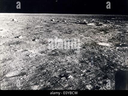 1. August 1969 - Bilder von der Mond-Mission: Foto zeigt den Blick aus dem rechten Fenster der Mondlandefähre nah an dem Aufstellungsort auf dem Mond, wo die Astronauten Armstrong und Aldrin das Raumschiff landete. Stockfoto