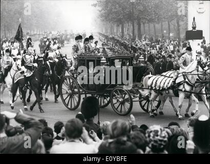 10. Oktober 1969 - Parlamentseröffnung: Foto zeigt verlässt die Szene als der irische Staat Trainer mit HM The Queen und The Prince Of Wales. Das Einkaufszentrum auf seine Rückkehr zum Buckingham Palace nach heutigen Parlamentseröffnung. Stockfoto