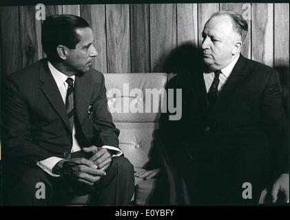 10. Oktober 1969 - öffentliche Gesundheit: Dr. Boris V. Petrovski: der sowjetische Minister besucht seinen kubanischen Kollegen, Dr. Heliodoro Martinez Junco (links) Stockfoto