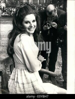 10. Oktober 1969 - kommt Bobbie Gentry in London; Amerikanischen Gesangsstar Bobbie Gentry, der die Nr. 1 getroffen hat Platz in den britischen Charts mit ihrer Aufnahme "ich werde nie wieder verlieben '', angekommen in London für TV und Radio Auftritte, 24 jährige Bobbie berühmt im Jahr 1967 sie als '' Ode schlagartig nahm to Billie Joe'', in vier Wochen nach Veröffentlichung der Rekord hatte über 1 Million Exemplare verkauft. Foto zeigt Bobbie Gentry in Manchester Square, London, heute abgebildet. Stockfoto