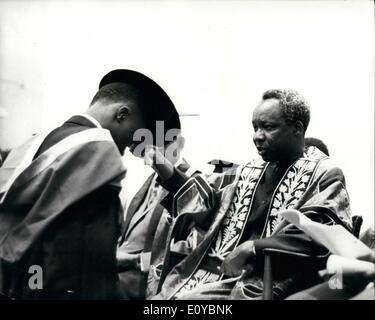 8. August 1969 - Präsidenten Nyerere verleiht Staffelungen.: Foto zeigt Präsident Nyerere Verleihung Graduierung auf Studenten an der Graduation Day Zeremonie am University College, Dar Es Salaam, Tansania, diese Woche abgebildet. Stockfoto