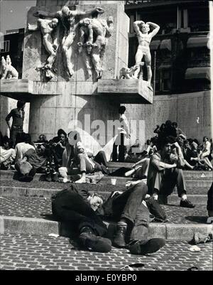 8. August 1969 - dieses Jahr Amsterdam ist ein sehr attraktiver Ort für junge Leute aus allen Ländern: ihr Zentrum ist die National Liberation Monument am Dam in Amsterdam gegenüber dem Königspalast. Sie sitzen auf den Stufen des Denkmals Tag und Nacht schlafen in ihre Schlafsäcke in der Nacht und tagsüber in der Sonne sitzen. Bei 06:00 morgens sind sie von der Polizei bis klopfte und Reinigung-Mann Auslauf reinigen die Schritte. Dann nehmen sie ihre Plätze wieder Stockfoto