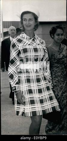 8. August 1969 - verlassen Prinzessin Alexandra und ihr Ehemann mit dem Flugzeug, Singapurs 150. Jubiläum zu besuchen; Prinzessin Alexandra begleitet von ihrem Ehemann Mr Angus Ogilvy links von Sir Flughafen London heute, um Singapurs 150. Jubiläum auf Einladung von Premierminister Lee Kuan Yew zu besuchen. Foto zeigt Prinzessin Alexandra kommt am Flughafen London-Piror nach ihrer Abreise für Singapur heute. Stockfoto