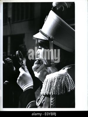 8. August 1969 - Shirley Maclaine führt eine Anleihe an der Wall Street in "Sweet Charity" von Universal Pictures - zwischen den Akten. Stockfoto