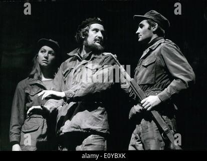 16. Oktober 1969 - produziert Joerg Wehmaier John Spurling Spiel '' Che Guevara,'' über den berühmten kubanischen Guerillaführer. Das Stück Premiere im Stuttgarter Staatstheater. Hier abgebildet sind Akteure in einer Szene aus dem Stück. Von links nach rechts sind: M. Dickow, B. Huebner(as Che) und Wolfgang Decker. Stockfoto