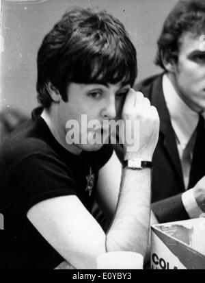 Sänger Paul McCartney sitzt im meeting Stockfoto