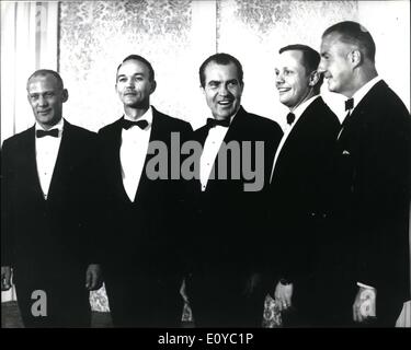 8. August 1969 - Smokings ersetzen Raumanzüge: The Apollo 11 Astronauten Pose mit Präsident Nixon und Vizepräsident Agnew kurz vor der aufwendigen State Dinner zu Ehren der Astronauten im Century Plaza Hotel, Los Angeles. links nach rechts: Edwin '' Buz'' Aldrin, Präsident Nixon, Neil Armstrong, Michael Collins und Vizepräsident Agnew. Stockfoto