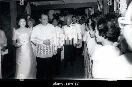 August 1969 - Manila, Philippinen - uns. Präsident Richard Nixon eskortiert Mrs. Imelda Marcos, die philippinische First Lady, während des offiziellen Empfangs. Stockfoto