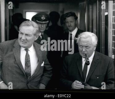 8. August 1969 - Ministerpräsident hat Gespräche mit Herrn Callaghan auf Ulster Krise: Der Ministerpräsident, Herr Harold Wilson, gestern brach seine Scillies Urlaub und flog nach St. Mawgan, Cornwall, wo er Vorträge über die Ulster-Krise mit Mr James Callaghan, der Innenminister hatte. das Foto zeigt. Mr. Wilson und Herr Callaghan während ihrer Gespräche gestern. Stockfoto