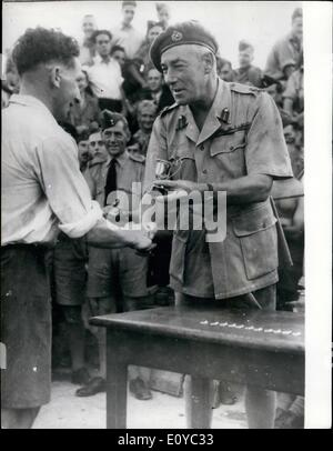 8. August 1969 - wollte er Hitler zu schießen. Fotoshows Leutenant General Sir Noel Mason MacFarlan, deren Plan zur Ermordung Hitlers 1938 zeigte sich in einer deutschen Zeitschrift. Dienstsitz in Berlin übersehen wo Hitler verwendet, um den Gruß im März Vergangenheiten zu nehmen, und sein Vorschlag war, dass ein Schütze mit Zielfernrohr Hitle Karriere beendet und den Zusammenbruch des NS-Regimes verursacht. Stockfoto