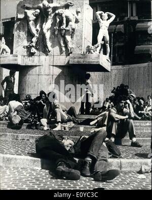 8. August 1969 - junge Menschen aus allen Nationen Amsterdam attraktiv finden.: dieses Jahr Amsterdam ist ein sehr attraktiver Ort für junge Menschen aus allen Nationen. Ihr Zentrum ist die National Liberation Monument am Dam in Amsterdam, gegenüber dem Königspalast. Sie sitzen auf den Stufen des Denkmals von Tag und Nacht in den Schlafsäcken schlafen in der Nacht und tagsüber in der Sonne sitzen. Bei 06:00 morgens sind sie von der Polizei bis klopfte, und Reinigung Männer sprühen Sie die Schritte, nach denen sie wieder ihre Plätze einnehmen Stockfoto