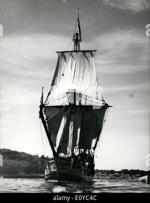 8. August 1969 - eine Kopie der Nonsuch Segeln in Cowes: 65 Tonnen schwere Kethc, Nonsuch, eine exakte Kopie des Schiffes die segelte nach Kanada im Jahre 1668 der Hudson Bay Company zu finden macht einen beeindruckenden Anblick in Cowes. Die Ketsch segelten gestern Nab Turm, wo sie die Sail Training Association Topsail Schooner, Malcolm Miller, 300 Tonnen traf. Stockfoto