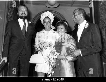 Schauspielerin Elizabeth Taylor und Richard Burton besuchen Hochzeit Stockfoto