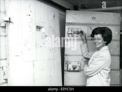 23. Oktober 1969 - die Frau des NRW-Ministerpräsident Heinz K? hn erhielt einige Türen von der Klingelp? Tz Gefängnis als Stockfoto