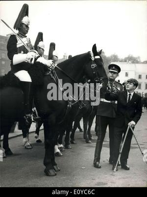 28. Oktober 1969 - eine andere Art von Escort für die Household Cavalry: Ian Brown, 14-jährige Schüler in der Woodlands Schule für körperlich behinderte Kinder in Plymouth, schickte einer alte Ansichtskarte von Horse Guards, die Household Cavalry entschieden, lieber, die versuchen, das Gebäude in einem Brief zu personalisieren, dass es viel besser wäre wenn Ian, zusammen mit seiner Mutter , könnte bis zu London gebracht werden, um es für sich selbst sehen Stockfoto