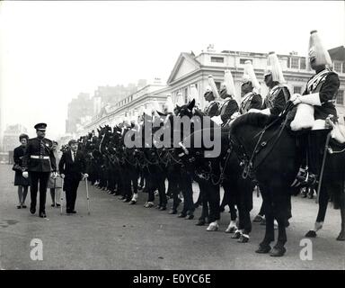 28. Oktober 1969 - eine andere Art von Begleitung für den Haushalt Kavallerie? Ian Brown, eine 14-jährige Schülerin an der Wald-Schule für körperbehinderte Kinder in Plymouth, eine alten Ansichtskarte der Horse Guards an der Household Cavalry geschickt und gefragt, ob das Gebäude immer noch da war und ob es überhaupt verändert hatte. Die Household Cavalry entschieden, anstatt zu versuchen, das Gebäude in einem Brief, personalisieren, dass es viel besser wäre, wenn Ian, zusammen mit seiner Mutter nach London gebracht werden könnte, es für sich selbst sehen Stockfoto