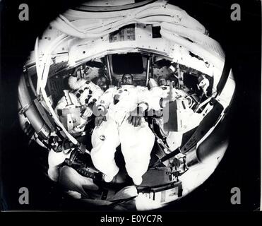 3. November 1969 - Apollo 12 Astronauten im Raumschiff Kasse: L, R, Apollo 12 Astronauten, Alan L. Bean, Pilot der Mondlandefähre; R Stockfoto