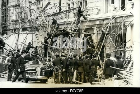 11. November 1969 - Gerüst Crash tötet Generalgouverneur: Feuerwehr Awarming über 40 Tonnen von Gerüsten, die gestern in Whitehall Court, Westminster, zusammengebrochen Sir David Rose, 46, Generalgouverneur von Guyana, zu töten, da er in seinem Auto Daimler bekam, nachdem er als Ehrengast bei einem Mittagessen im West Indian Club gewesen war. Feuerwehr Gebrauchtmaschinen Sauerstoff-Acetylen, um ihm und seinem Protokollchef, Herr Paul Mittelhozer zu befreien. Stockfoto
