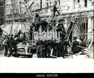 11. November 1969 - Gerüst Crash tötet Generalgouverneur: Feuerwehr Awarming über 40 Tonnen von Gerüsten, die gestern in Whitehall Court, Westminster, zusammengebrochen Sir David Rose, 46, Generalgouverneur von Guyana, zu töten, da er in seinem Auto Daimler bekam, nachdem er als Ehrengast bei einem Mittagessen im West Indian Club gewesen war. Feuerwehr Gebrauchtmaschinen Sauerstoff-Acetylen, um ihm und seinem Protokollchef, Herr Paul Mittelhozer zu befreien. Stockfoto