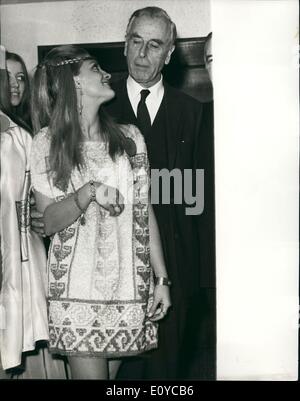 11. November 1969 - Variety Club Tribut Luncheon, die 1969 '' Miss World Teilnehmer: Earl Mountbatten of Burma und Herrn Walter H. Annenberg, der US-Botschafter waren Ehrengäste am Mittagessen von der Variety Club von Großbritannien in eine Hommage an die 1969 '' Miss World'' Beauty Queens im Savoy Hotel heute ausgeschrieben. Die Mädchen waren in ihren Trachten gekleidet. Foto zeigt, dass Earl Mountbatten am Mittagessen heute mit Miss Mexiko (Glora Hernoadez) im Bild Stockfoto