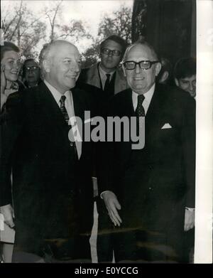 11. November 1969 - französischer und deutscher Außenminister treffen sich in Paris.: Herr Walter Scheel, der westdeutsche Außenminister im Bild mit M. Maurice Schumann, der französische Außenminister - als sie gestern auf dem Quai D' Orsay in Paris gestern trafen. Stockfoto