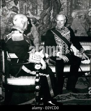 11. November 1969 - neue britische Botschafter stellt Anmeldeinformationen für General Franco.: Sir John Russell, neuer Botschafter von Großbritannien in Madrid, abgebildet im königlichen Palast in Madrid nach seiner Anmeldeinformationen der General Franco (links) Stockfoto