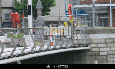 Bild aufgenommen beim Bau der Rosie Hackett Brücke über den Fluss Liffey im Zentrum von Dublin Stockfoto