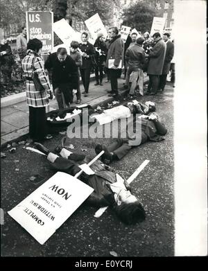 11. November 1969 - Anti-Vietnam-Krieg-Demonstration in Grosvenor Square; Zusätzliche Polizei standen im Falle von Schwierigkeiten während der Anti Vietnamkrieg Demonstration vor der amerikanischen Botschaft in Gouverneur Square heute. Karten mit den Namen der amerikanischen Toten in Vietnam fielen in einen Sarg außerhalb der US-Botschaft. Foto zeigt einige der Demonstranten neben dem '' Sarg '' wie andere hinlegen Datei Vergangenheit und Drop-Karten mit den Namen der Amerikaner in Vietnam getötet in den Sarg. Stockfoto