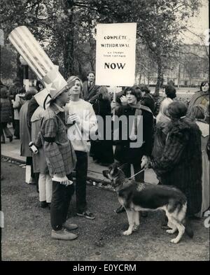 11. November 1969 - Anti-VIETNAM Krieg DEMONSTRATION IN GROSVENOR SQUARE: Extra Polizei war im Einsatz bei Problemen während der heutigen Stockfoto