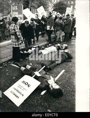 11. November 1969 - Anti-Vietnam-Kriegs-Demonstration in Grosvenor Square: Extra Polizei standen im Falle von Schwierigkeiten während der Anti-Vietnam Krieg Demonstration vor der amerikanischen Botschaft in Grosvenor Square heute. Karten mit den Namen der amerikanischen Toten in Vietnam fielen in einen Sarg vor der US-Botschaft. Foto zeigt einige der Demonstranten legen Sie sich neben dem "Sarg" wie andere Datei Vergangenheit und Drop-Karten mit den Namen der Amerikaner in Vietnam getötet in den Sarg. Stockfoto