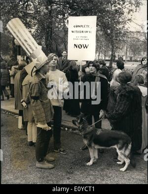 11. November 1969 - Anti-Vietnam-Kriegs-Demonstration in Grosvenor Square: Extra Polizei standen im Falle von Schwierigkeiten während der Anti-Vietnam Krieg Demonstration vor der amerikanischen Botschaft in Grosvenor Square heute. Karten mit den Namen der amerikanischen Toten in Vietnam fielen in einen Sarg vor der US-Botschaft. Foto zeigt einen der Demonstranten trugen diese hohen Hut tragen die Stars And Stripes während der Demonstration am Grosvenor Square heute. Stockfoto