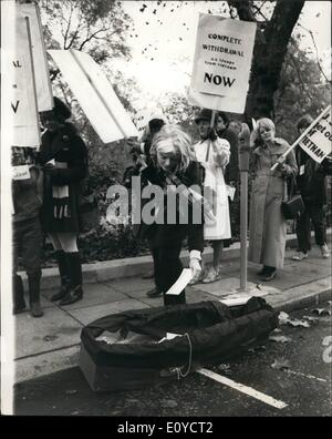 11. November 1969 - Anti-Vietnam-Kriegs-Demonstration in Grosvenor Square: Extra Polizei standen im Falle von Schwierigkeiten während der Anti-Vietnam Krieg Demonstration vor der amerikanischen Botschaft in Grosvenor Square heute. Karten mit den Namen der amerikanischen Toten in Vietnam fielen in einen Sarg vor der US-Botschaft. Foto zeigt einen der Demonstranten Tropfen, die eine Karte mit dem Namen eines Amerikaners in den '' Sarg '' außerhalb der US-Botschaft in Vietnam getötet heute. Stockfoto