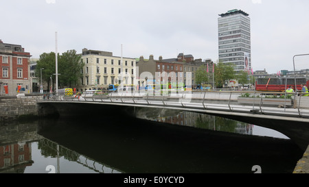 Bild aufgenommen beim Bau der Rosie Hackett Brücke über den Fluss Liffey im Zentrum von Dublin Stockfoto