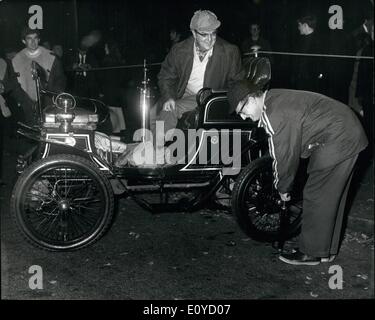 11. November 1969 - die jährliche Oldtimer-Club London to Brighton ausgeführt: die jährliche R.A.C. Veteran Car Run nach Brighton fand heute statt. Die Teilnehmer zogen aus vom Kyde Park für die 50-Meilen-Reise nach Brighton. Foto zeigt Konkurrent Herr Wilkinson beschließt, ein wenig mehr Luft in seine Reifen seine 1901 De Dion-Bouton vorm losfahren vom Hyde Park entfernt für den Lauf nach Brighton am frühen Morgen. Stockfoto