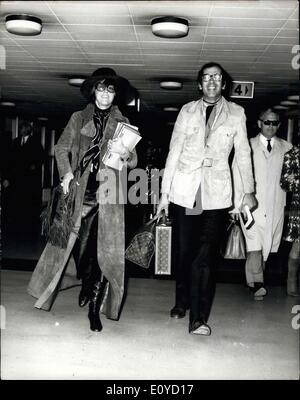 16. November 1969 - Schauspielerin Jane Fonda kommt tragen A Maxi Boden fegen Wildleder Mantel: Fotoshows, die Schauspielerin Jane Fonda das kühle Wetter mit einem Maxi die meisten, Boden fegen Wildleder Mantel über eine Maxi Lederrock mit schwarzen hohen Bots und tragen eine Fransen Lederhandtasche getragen traf, als sie ging nach der Ankunft hier gestern für einen kurzen Besuch mit ihrem Ehemann Roger Vadim durch Londoner Flughafen Heathrow. Stockfoto