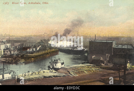 Diese Vintage-Postkarte aus der Bowden-Sammlung zeigt eine Flussszene entlang des Ashtabula River in Ohio. Das Bild zeigt Frachtschiffe, die am Hafen angedockt sind, und veranschaulicht die historische Bedeutung der Region für den Schiffbau und den Handel. Die Postkarte dient als historische Aufzeichnung der Uferindustrien von Ohio und der wichtigen Rolle des Flusstransports im frühen 20. Jahrhundert. Stockfoto