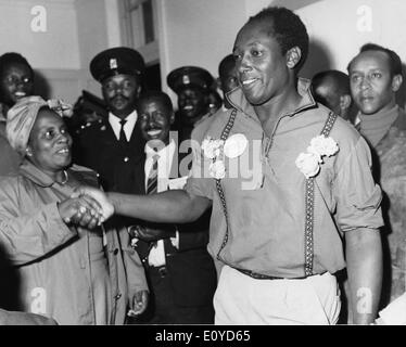 4. Dezember 1969 ist - Nairobi, Kenia - Dr. NJOROBE MUNGAI gratuliert wird der stellvertretende Bürgermeister von Nairobi MARGARET KENYATTA nach der Gewinner des Dagoreti Sitzes erklärt wurde. Stockfoto