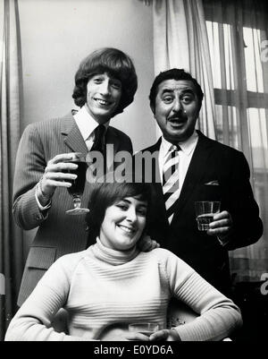 Die Bee Gees Robin Gibb mit Frau und Vater Stockfoto