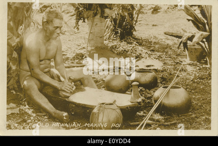 Diese Vintage-Postkarte aus der Bowden Postcard Collection zeigt die traditionelle hawaiianische Methode der Herstellung von poi, einem Grundnahrungsmittel der hawaiianischen Küche. Das Bild zeigt die Verwendung traditioneller Töpfe und Pfannen und zeigt die kulturelle Bedeutung der Lebensmittelzubereitung in Hawaii. Stockfoto
