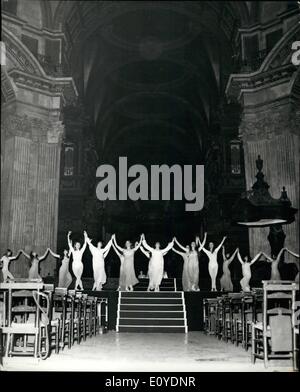 12. Dezember 1969 - statt The Royal Ballet in St. Pauls Cathedral eine einstündige Mixed-Media-Präsentation des Tanzes und Weihnachtslieder findet unter der Kuppel der St. Pauls Cathedral. Weihnachtslieder werden durch den Chor von St. Paul mit Tänzen von Mitgliedern des Königlichen Balletts gesungen. Die Musik wird von einem kleinen Orchester gespielt und gesungen von Schülern des Royal Ballet Junior School und die Leistung als Ganzes von der Royal Ballet choreografischen Gruppe, unter der Regie von Leslie Edwards inszeniert wird. Foto zeigt:-Mitgliedern des Royal Ballet sind während der Proben unter der Kuppel in St. Pauls Kathedrale abgebildet. Stockfoto