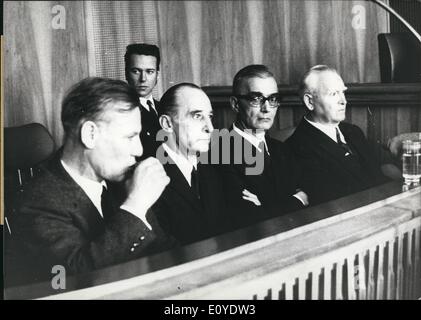 1. Januar 1970 - Task-Forces trail in München: In München Jury Gericht den Prozess gegen vier ehemalige SS-Männer begann, die für individuelle und Masse Tötung nach der Reihenfolge der sogenannte Task-Force in Russland verklagt werden. 65-j hrige Paul Zapp wird vorgeworfen, teilgenommen, die Ermordung von 15 880 Menschen in Komplizenschaft; der 57-jährige Leo Von der Recke wird vorgeworfen, in Komplizenschaft 500 Menschen ermordet zu haben eine Hilfe für die Ermordung von mindestens 2800 Menschen Stockfoto