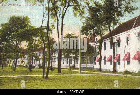 Diese Postkartensammlung aus Cedar Point, Ohio, zeigt das historische Weiße Haus und die Resortgegend und hebt seine ikonischen Fenster und architektonischen Besonderheiten hervor. Die Bilder geben einen Einblick in den Tourismus der Region zu Beginn des 20. Jahrhunderts. Stockfoto