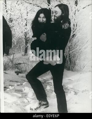 1. Januar 1970 - John Lennon und Yoko In Nord-Jütland: Beatle John Lennon und seine Frau Yoko ONO in Nordjütland, Yokos Tochter durch ihre früheren Ehe Kyoko zu sehen sind. Yokos Bauer Mann, Anthony Cox und seine Frau Belinda, lebe in Nordjütland Dänemark. Foto zeigt John Lennon und seine Frau Yoko im Schnee in Nordjütland gesehen. Stockfoto