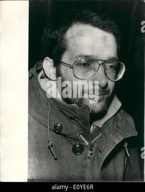 1. Januar 1970 - Anthony Cox hat seinen Haarschnitt mit John Lennon: Beatle John Lennon und seine Frau, Yoko Ono, hatten ihre Haare schneiden - auf dem Bauernhof in der Nähe von Vust, in Nordjütland, durch 27-jährige Friseur, Miss Aase Haukkrogh, der nahe gelegene Aalborg. Aber so weit, sie haben es geheim gehalten, Lennon soll gegeben ein '' Mia Farrow-Stil Haarschnitt. Lennons Freund, Anthony Cox, der hat auch einen Haarschnitt war die einzige Person, die bereit sind, auf dem Bauernhof, fotografiert zu werden. Foto zeigt Anthony Cox - Wer hatte auch einen neuen Haarschnitt, und wer war die einzige Person bereit, fotografiert zu werden. Stockfoto