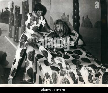 1. Januar 1970 - einfarbig für Betten und Nacht tragen Ã ¢ Â'¬â €œ die neueste Show in Rom ist einfarbig für das Schlafzimmer und die Nacht tragen, Stockfoto